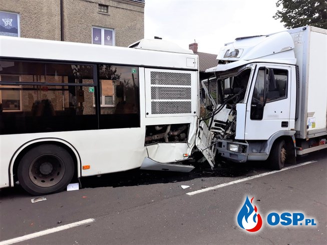 6 osób rannych po zderzeniu auta dostawczego z autobusem OSP Ochotnicza Straż Pożarna