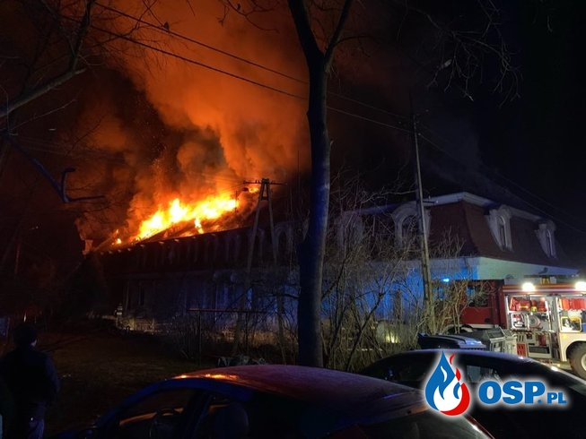 Pożar budynku wielorodzinnego w Kochcicach. W akcji 34 zastępy straży pożarnej. OSP Ochotnicza Straż Pożarna