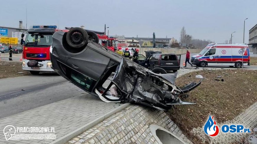 Dramatyczny wypadek volvo i mercedesa. Na pomoc ruszyli świadkowie! OSP Ochotnicza Straż Pożarna