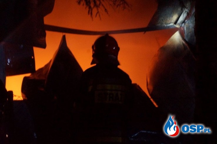 Spłonęła hala z maszynami rolniczymi. Pożar gasiło 15 zastępów straży pożarnej. OSP Ochotnicza Straż Pożarna