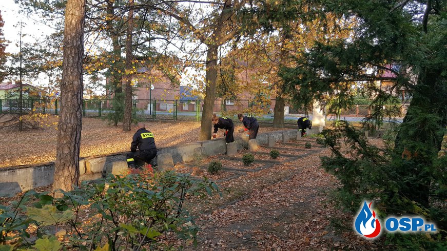 Strażacy porządkują cmentarz wojskowy w Lublińcu OSP Ochotnicza Straż Pożarna
