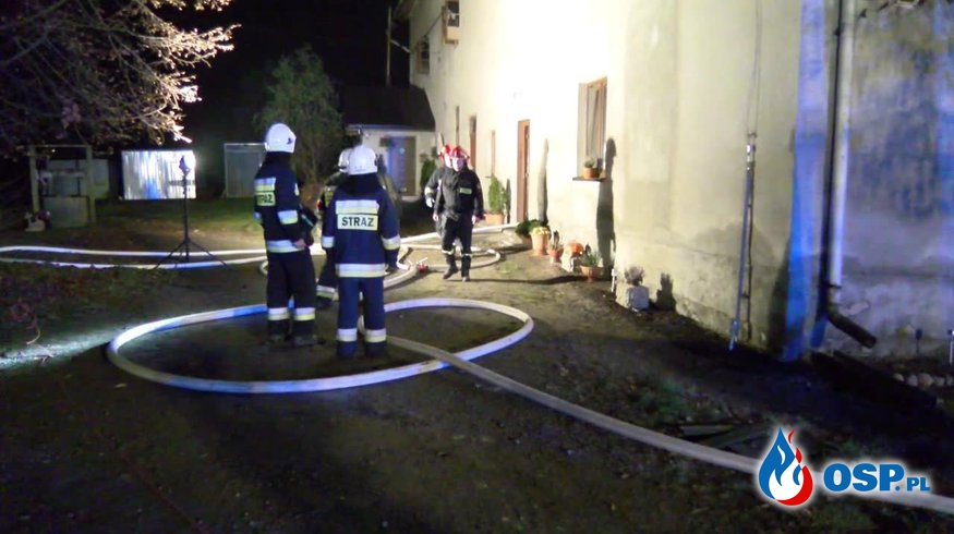Pożar mieszkania w Koszycach Małych. Dwie osoby w szpitalu. OSP Ochotnicza Straż Pożarna
