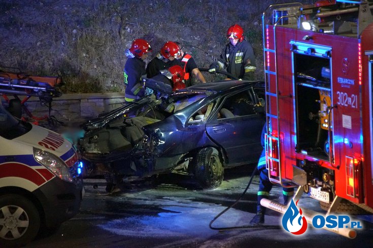 Pijany kierowca rozbił samochód na latarni. Nie żyje matka i jej 17-letni syn OSP Ochotnicza Straż Pożarna