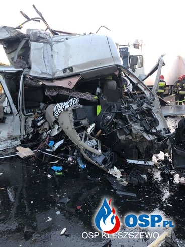 Groźne zderzenie ciężarówek na S5. Dwie osoby trafiły do szpitala. OSP Ochotnicza Straż Pożarna