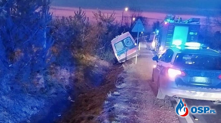 Pijany pacjent ukradł karetkę. Chwilę później rozbił ambulans w rowie. OSP Ochotnicza Straż Pożarna