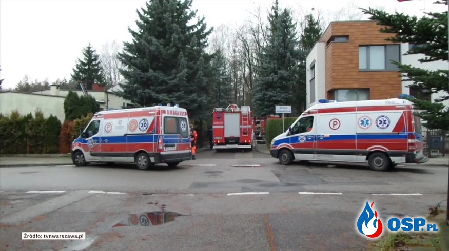 Tragiczny pożar domu w Warszawie. 2 osoby nie żyją. OSP Ochotnicza Straż Pożarna