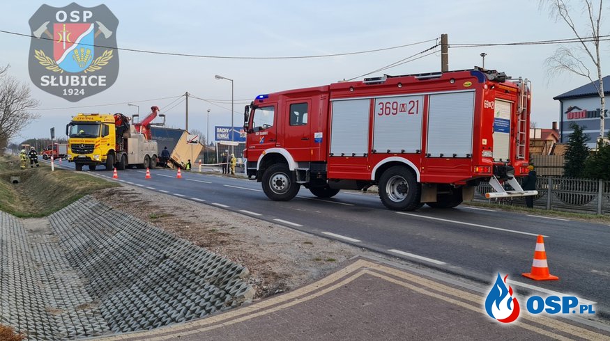 Samochód ciężarowy niemal całkowicie zablokował drogę OSP Ochotnicza Straż Pożarna