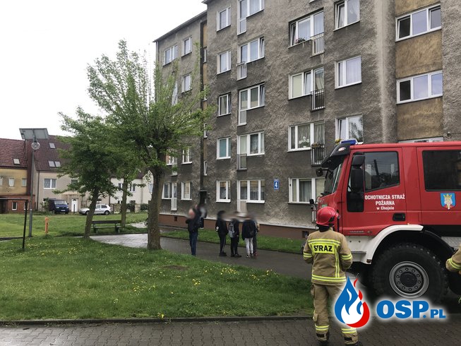 98/2021 Pomoc policji i pogotowiu - otwarcie mieszkania OSP Ochotnicza Straż Pożarna