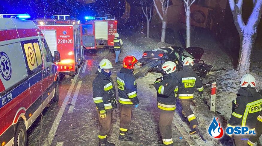 Dwie osoby zginęły pod Małym Płockiem. Auto zderzyło się z ciężarówką. OSP Ochotnicza Straż Pożarna