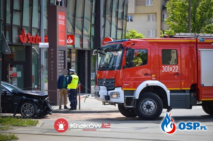 Radiowóz na sygnale zderzył się z samochodem i wpadł na torowisko OSP Ochotnicza Straż Pożarna