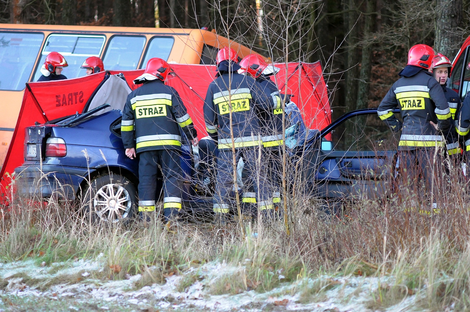 Wypadek BMW i autobusu szkolnego. Nie żyje 24letni