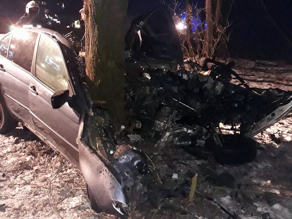 BMW roztrzaskało się na drzewie. Zginął 22letni kierowca