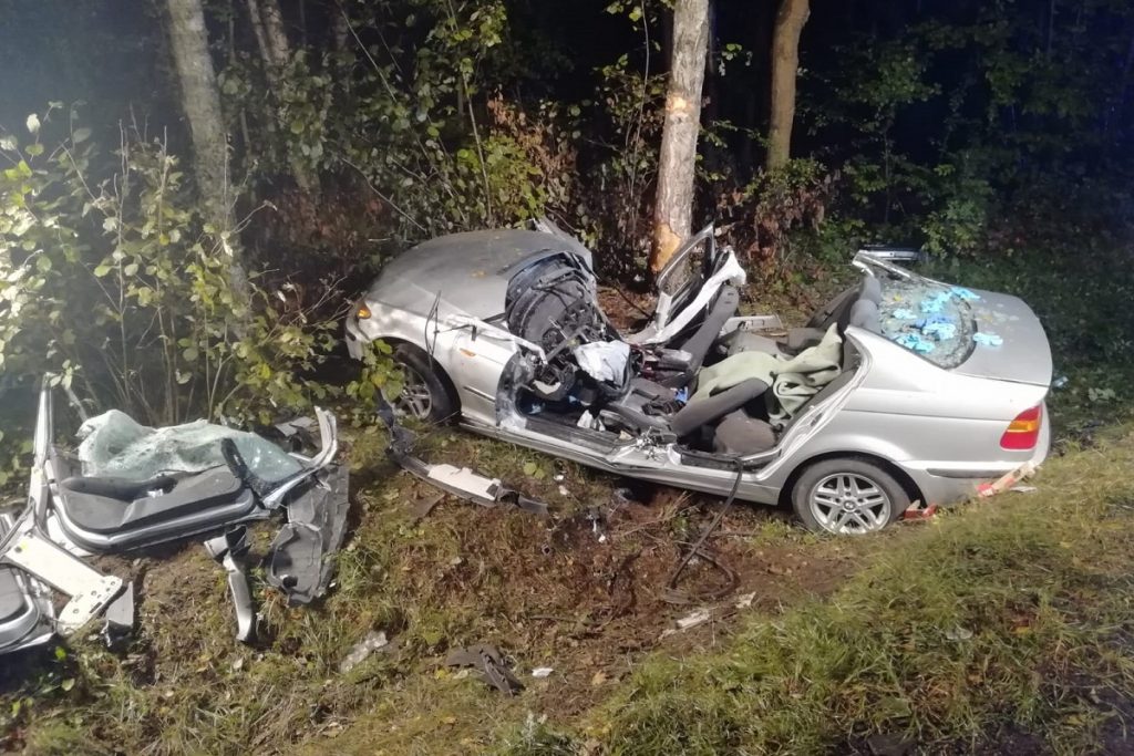 22letni kierowca BMW roztrzaskał auto na drzewie. Zginął