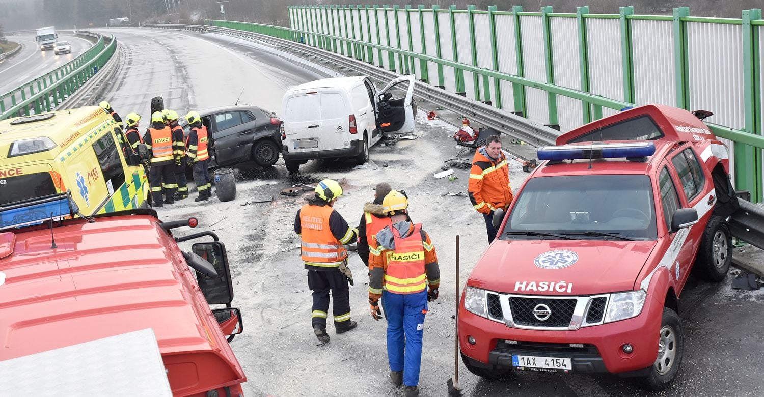 Rozpędzony samochód staranował wóz czeskich strażaków