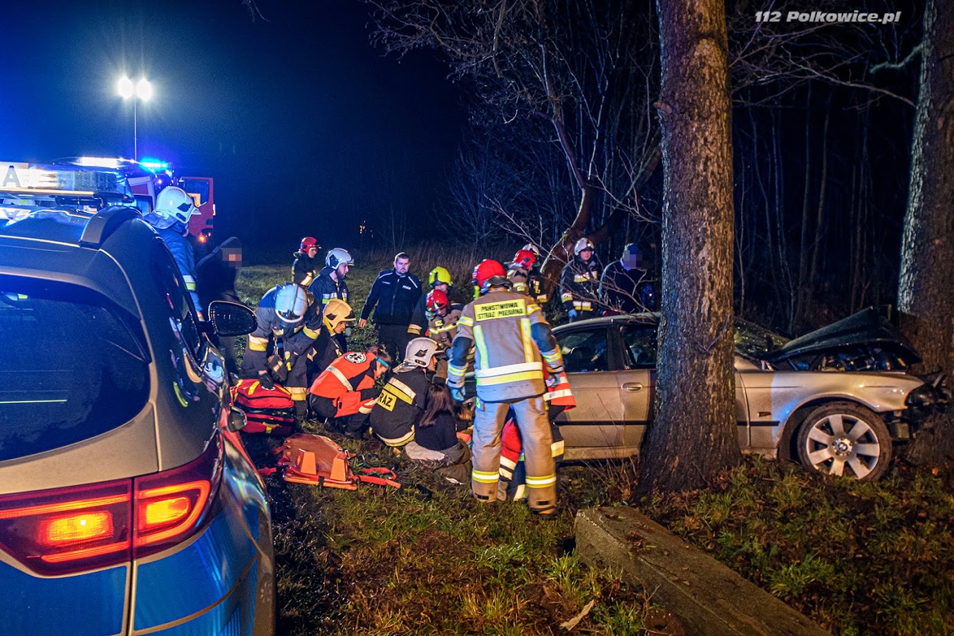 BMW uderzyło w drzewo, 6 osób poszkodowanych. Wśród